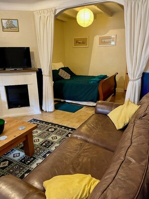 Una Smart TV, una chimenea, libros