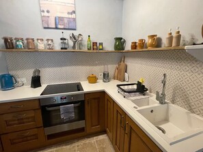 Frigorífico, microondas, horno y placa de cocina
