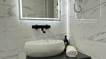 Douche, sĂšche-cheveux, serviettes fournies, savon