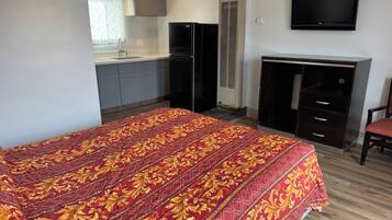 Basic Single Room, 1 Queen Bed, Kitchenette | Free WiFi, bed sheets