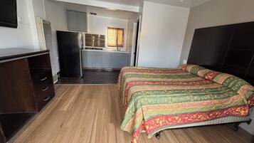 Basic Single Room, 1 Queen Bed, Kitchenette | Free WiFi, bed sheets