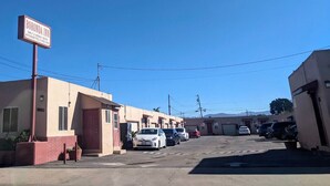 A Boronda Inn with a sign advertising daily and weekly rates, kitchens, and free Wi-Fi. - BORONDA INN (Salinas)