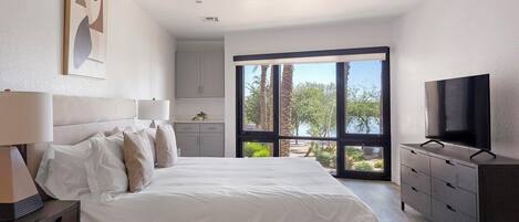 Escritorio, tabla de planchar con plancha, wifi y ropa de cama