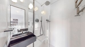  milieuvriendelijk toiletgerief, een haardroger, handdoeken, zeep