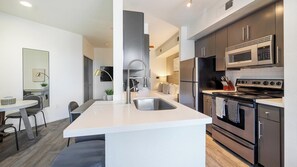 Refrigerador y comedor 