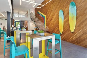 Moderni sisustus, jossa on puuseinä, portaikko ja surffilaudan muotoinen koriste.