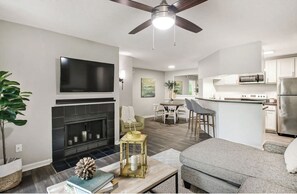 Smart TV - Landing | Amazing 2BD, Pool, Tennis Court (Jacksonville)