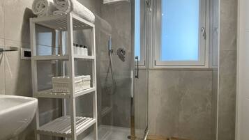 Douche, sĂšche-cheveux, bidet, serviettes fournies