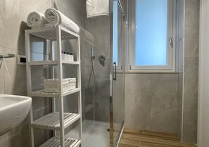 Douche, sèche-cheveux, bidet, serviettes fournies