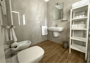 Dusj, hårføner, bidé og håndklær