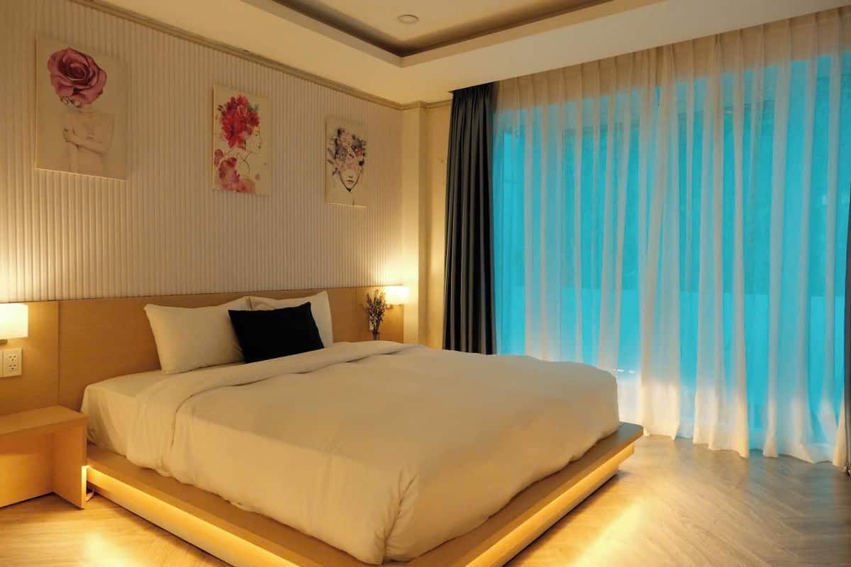 In-room safe, desk, soundproofing, free WiFi