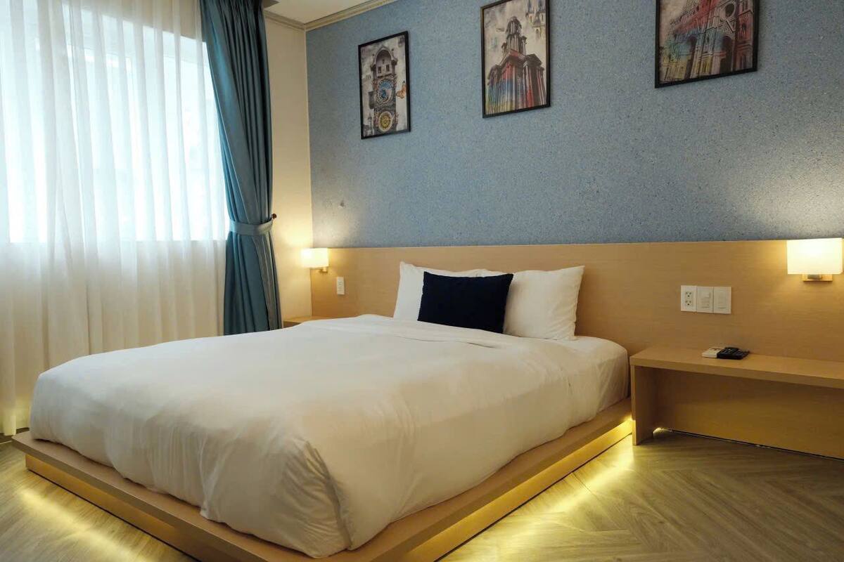 Phòng đơn Deluxe, không hút thuốc | Két bảo mật tại phòng, bàn, phòng cách âm