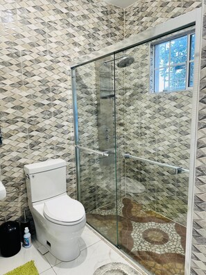Haartrockner, Handtücher, Seife, Toilettenpapier