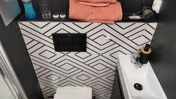 Chuveiro, secador de cabelo, toalhas de banho, sabonete