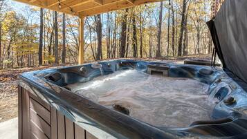 Banyera d'hidromassatge a l'aire lliure