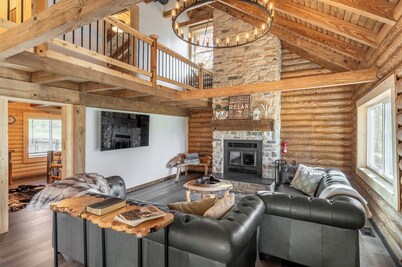  Luxurious Forest Getaway at Historic Baughman Park New Log Cabin 2