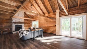 Smart TV, lareira, mesa de pingue-pongue, livros