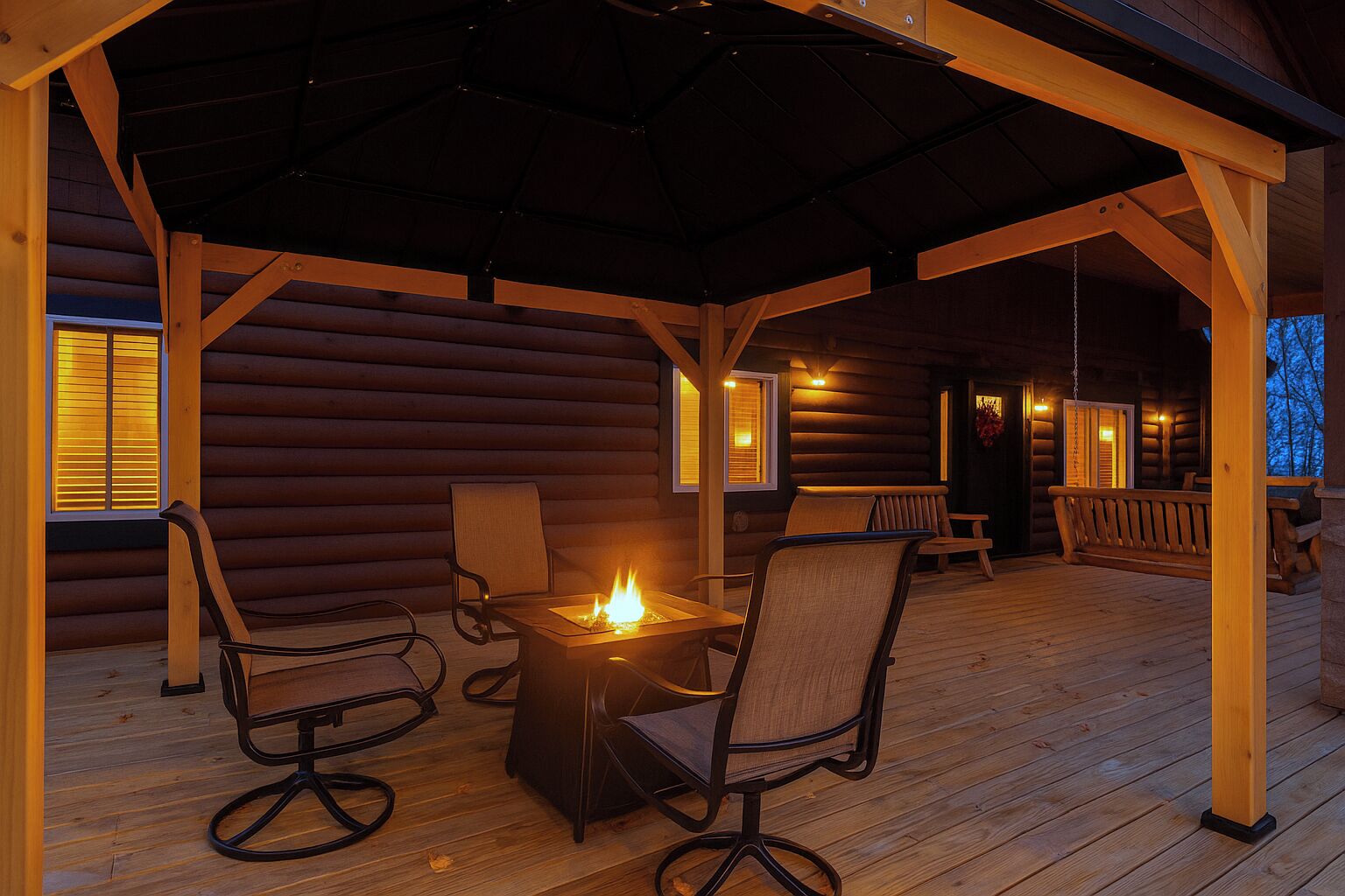 Een knus buitenverblijf met vuurkorf, houten stoelen en een overdekt terras.