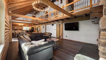 Smart TV, fireplace, ping pong, books