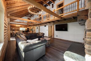 Smart-TV, Kamin, Tischtennisplatte, Bücher