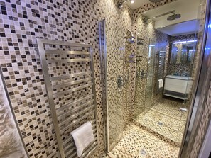 Bruser, hårtørrer, håndklæder