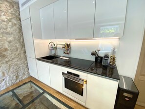 Een koelkast, een microgolfoven, een oven, een vaatwasser