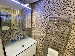 Een douche, een haardroger, handdoeken