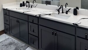 Secadora de cabello, toallas, jabón, papel de baño 