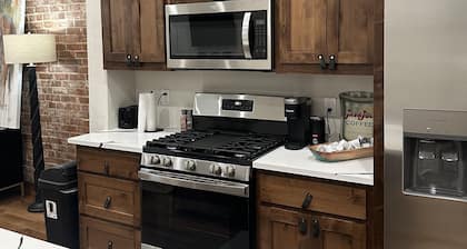 Charming 1-bedroom apartment in delightful Aubrey with WiFi, AC