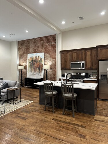 Charming 1-bedroom apartment in delightful Aubrey with WiFi, AC