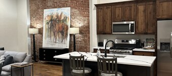 Charming 1-bedroom apartment in delightful Aubrey with WiFi, AC