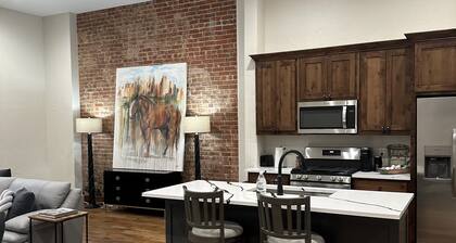 Charming 1-bedroom apartment in delightful Aubrey with WiFi, AC