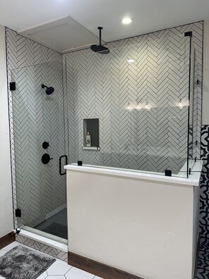 Hair dryer, towels, soap, toilet paper - Charming 1-bedroom apartment in delightful Aubrey with WiFi, AC (Aubrey)