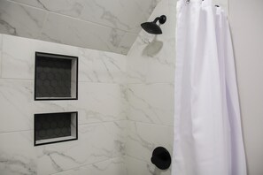 Shower, hair dryer, towels, soap - Fayetteville Elite Escape – Close to Base & VA Hospitals (Fayetteville)