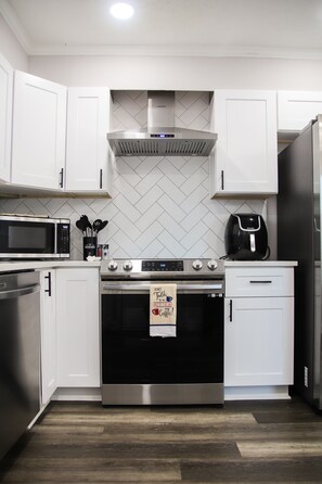 Kjøleskap, mikrobølgeovn, ovn og kokeplater