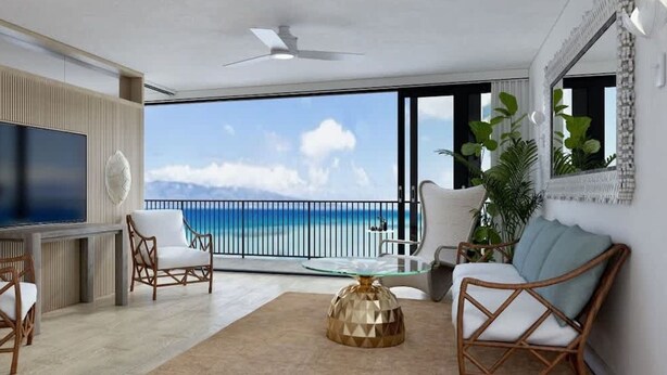 Ein modernes Wohnzimmer mit großem Fernseher, Korbstühlen, einem Glastisch und einem Balkon mit Meerblick.