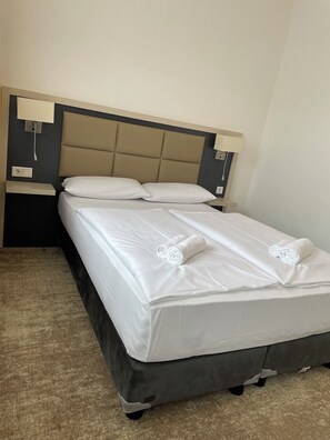 Desk, laptop workspace, free WiFi, bed sheets - THE PLACE HOTEL - Frankfurt City Messe (Frankfurt)