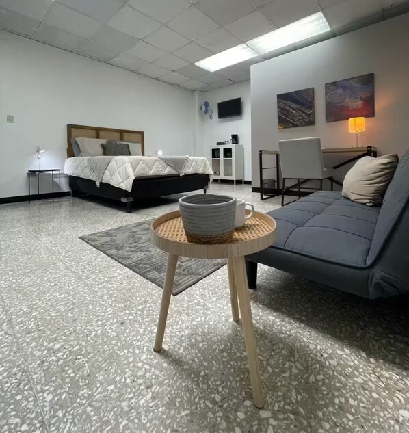 1 slaapkamer, een strijkplank/strijkijzer, wifi, beddengoed