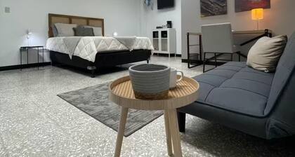 Quaint Downtown Loft/WI-FI