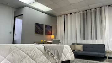 1 habitación, tabla de planchar con plancha, wifi y ropa de cama