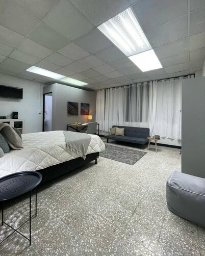 Quaint Downtown Loft/WI-FI