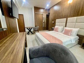 Standaard tweepersoonskamer | Een kluis op de kamer, een laptopwerkplek, een strijkplank/strijkijzer