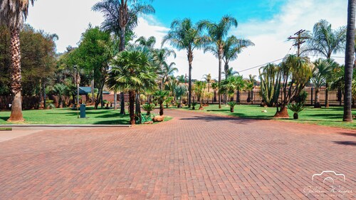 Charming 2-bedroom lodge in peaceful Krugersdorp with WiFi