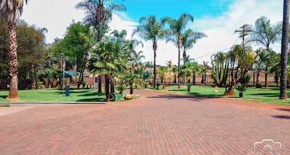 Charming 2-bedroom lodge in peaceful Krugersdorp with WiFi