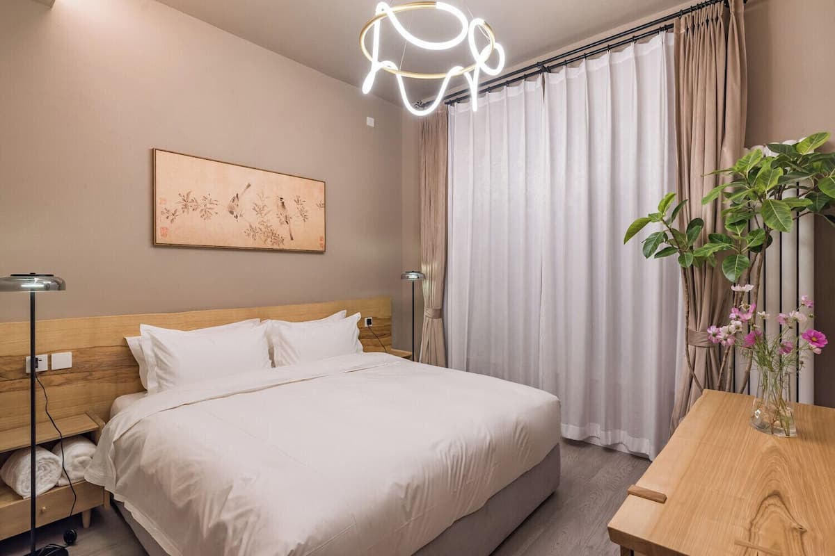 2 bedrooms, premium bedding, down duvets, minibar