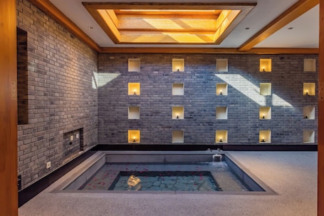 Comfort Suite, Garden View | Bathroom | Shower, rainfall showerhead, free toiletries, hair dryer