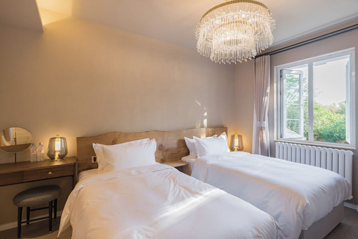 2 bedrooms, premium bedding, down duvets, minibar