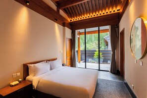 Family Suite, Garden View | Peralatan tempat tidur premium, gebar bulu kapas, bar mini 