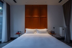 Junior Suite, Garden View | Peralatan tempat tidur premium, gebar bulu kapas, bar mini 