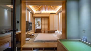 Hochwertige Bettwaren, Daunenbettdecken, Minibar, individuell dekoriert